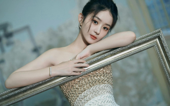 Con trai Triệu Lệ Dĩnh sau một năm được mẹ cho 'lên sóng' Ảnh 2