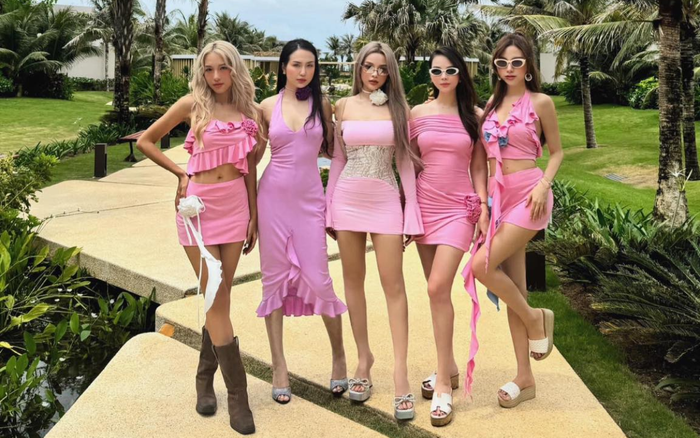 Huyền Baby đẹp như búp bê khi 'đọ sắc' với hội bạn thân. Ảnh: FBNV