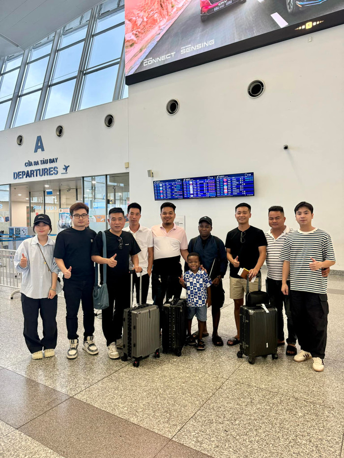 Hoa hậu Thùy Tiên không đến tiễn Quang Linh Vlogs và Lôi Con vì bận lịch trình của Miss Grand Vietnam 2024.