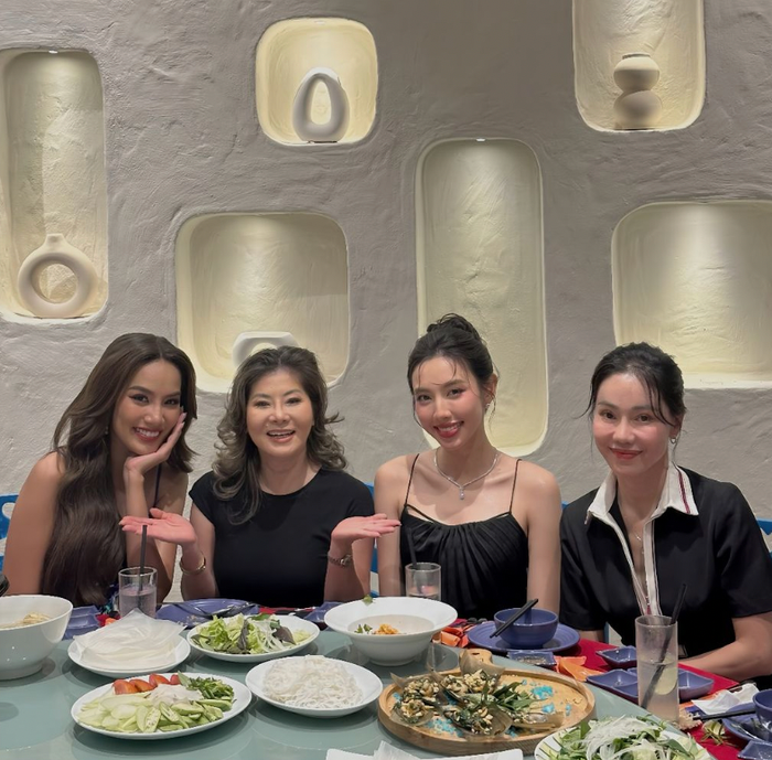 Hoa hậu Thùy Tiên gặp gỡ bà Teresa - phó chủ tịch cuộc thi Miss Grand International.