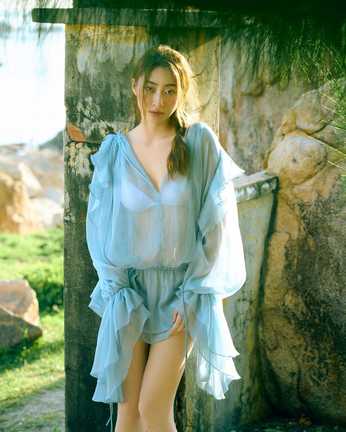 Mới đây, Lương Thùy Linh thu hút người xem khi diện bộ trang phục màu xanh biển với thiết kế xuyên thấu mỏng manh. Bộ váy ngắn không chỉ giúp nàng hậu khoe trọn đôi chân thon dài, mà còn làm lộ phần nội y tinh tế và gợi cảm bên trong. 