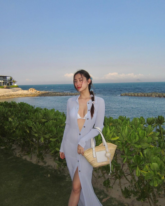 Hình ảnh Lương Thùy Linh cố tình cởi bỏ hàng nút áo trên để lộ vòng 1, khiến cô trở nên vô cùng gợi cảm. Sự tự tin và thần thái của nàng hậu trong bộ trang phục này đã khẳng định gu thẩm mỹ đầy táo bạo nhưng không kém phần sang trọng.