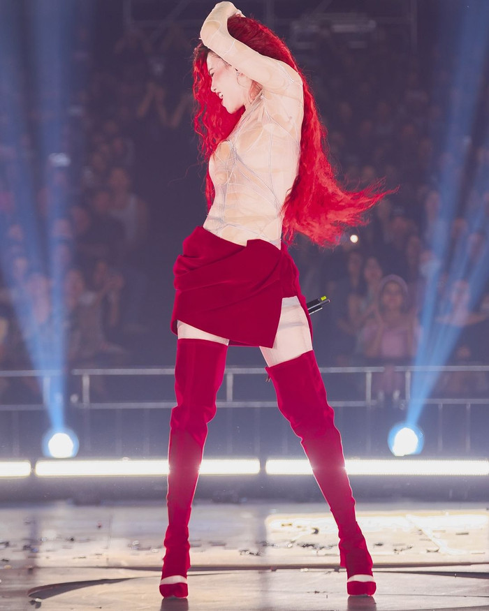 Trong ống kính quay cận, có thể thấy, các mảng màu nude và trắng được đan xen tựa mạng nhện ôm sát hình thể của người mặc.  