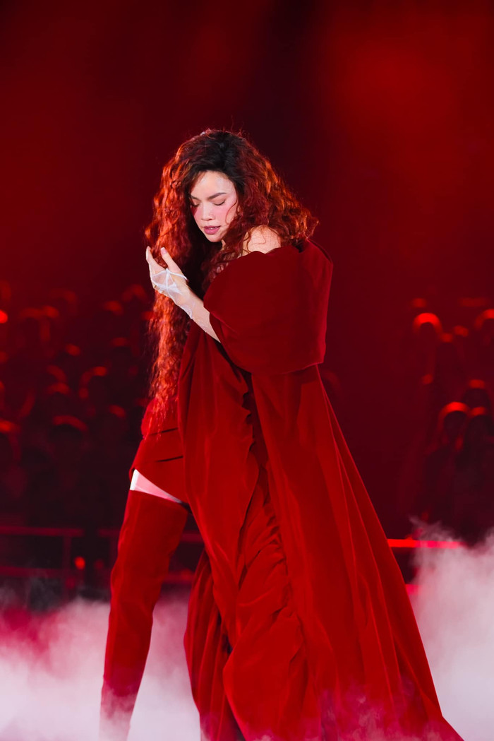 Mở màn với chiếc áo choàng to sụ, Hồ Ngọc Hà tôn lên hình ảnh quý cô thời thượng khi trau chuốt mái tóc uốn gợi nhớ hình ảnh nàng tiên cá trong truyện cổ tích. Mẫu giày boots cao cổ đồng chất liệu trở nên hài hòa khi phối cùng tổng thể.