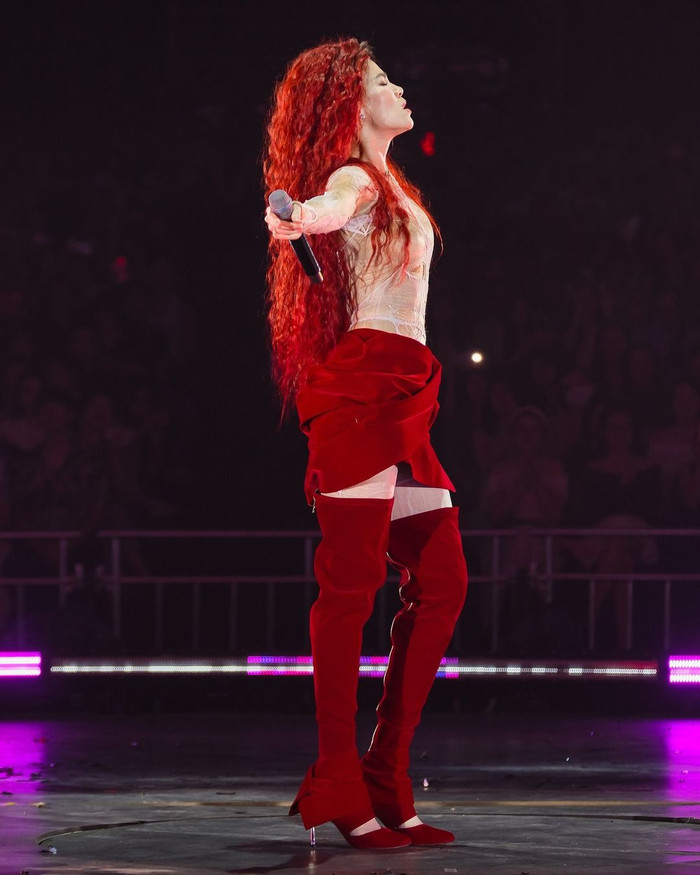 Chất liệu xuyên thấu xử lí trên trang phục được đánh giá cao bởi phần lót tệp vào da Hồ Ngọc Hà, tạo được hiệu ứng đánh lừa thị giác ấn tượng. Bên cạnh đó, kỹ thuật ở chân váy đã tạo nên những đường diềm xếp nếp khéo lép, tôn lên vòng hông đáng kể cho nữ ca sĩ.  