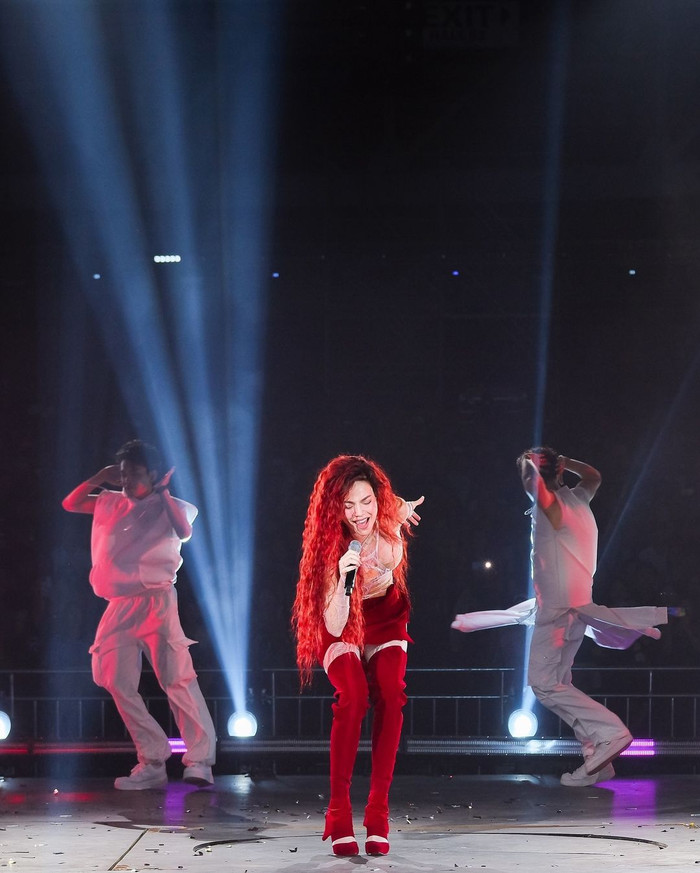 Trước hình ảnh mới của Hồ Ngọc Hà, đông đảo fan hâm mộ dành lời khen cho đội ngũ tạo hình. Không rập khuôn với dàn đồ hiệu đắt đỏ, sự “lột xác” trong gu thẩm mỹ và ăn vận hợp thị hiếu giới trẻ của nữ ca sĩ được đánh giá cao.