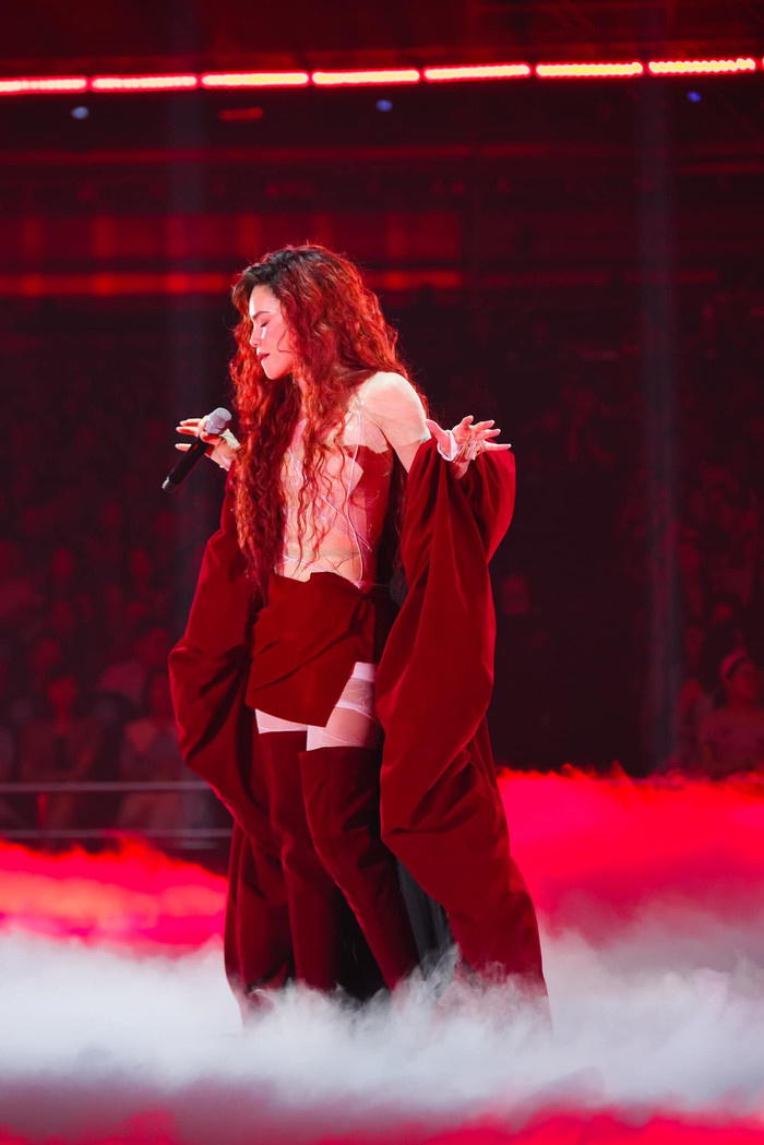 Xu hướng naked - dress vẫn chưa hề hạ nhiệt khi được giọng ca sinh năm 1984 lựa chọn cho phần trình diễn. Cô gây ấn tượng khi diện cho mình kiểu áo xếp chồng nhiều lớp có độ xuyên thấu.  