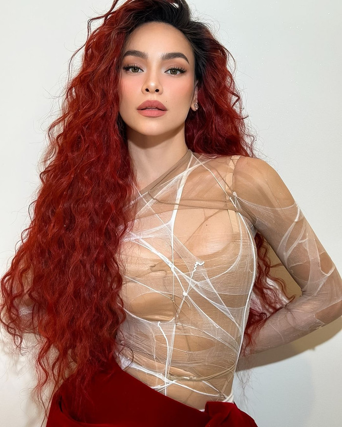 Một số bình luận bên dưới bài viết: “Phải nói đội ngũ stylish của Hà Hồ quá đỉnh, có con mắt tầm quốc tế nên cô ấy luôn là nữ ca sĩ toả sáng nhất trên sân khấu. Không phải cứ diện nhiều đồ hiệu mà đã đẹp. Đẳng cấp hay không còn ở cách phối đồ”, “Cháy như một ngọn lửa chị ơi”, “Chính Hà cũng là người có gu”,…