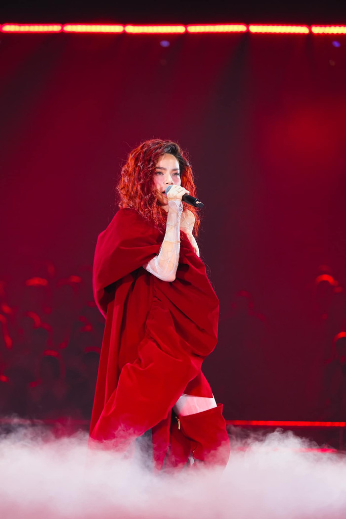 Hồ Ngọc Hà khiến người hâm mộ bất ngờ bởi gu ăn vận cho sân khấu đại nhạc hội vừa qua. Không giữ những chiếc đầm mang hơi hướm cổ điển, nữ ca sĩ hết mực lăng xê bản phối nhung đỏ cắt xẻ đầy bắt mắt.