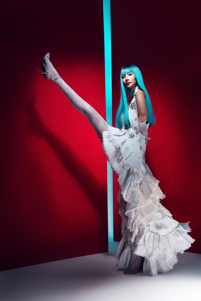 Có thể thấy, bộ ảnh mới của Hoàng Thùy mọi thứ đều hòa quyện một cách nhịp nhàng, tạo nên một bức ảnh hoàn hảo từ phong cách đến nhan sắc. Điều này phần nào chứng tỏ Hoàng Thùy luôn biết cách biến hóa đa dạng, dẫn đầu xu hướng và không ngừng sáng tạo hình ảnh mới. 