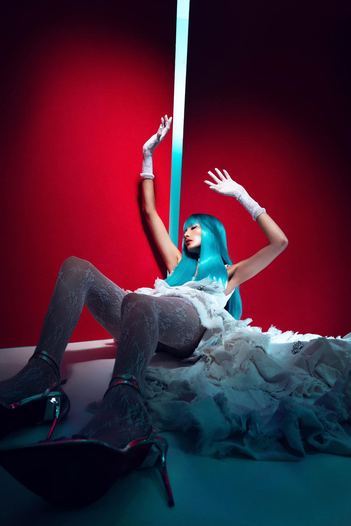 Nhan sắc của Hoàng Thùy trong bộ ảnh này được đánh giá là thăng hạng rất nhiều. Khuôn mặt của nữ siêu mẫu với những đường nét sắc sảo, góc cạnh cùng làn da mịn màng không tì vết, tạo nên một vẻ đẹp cuốn hút và khó cưỡng. Đôi mắt sắc bén, ánh nhìn tự tin và thần thái kiêu sa của cô cũng mang lại cảm giác mạnh mẽ, quyền lực, nhưng không kém phần nữ tính.