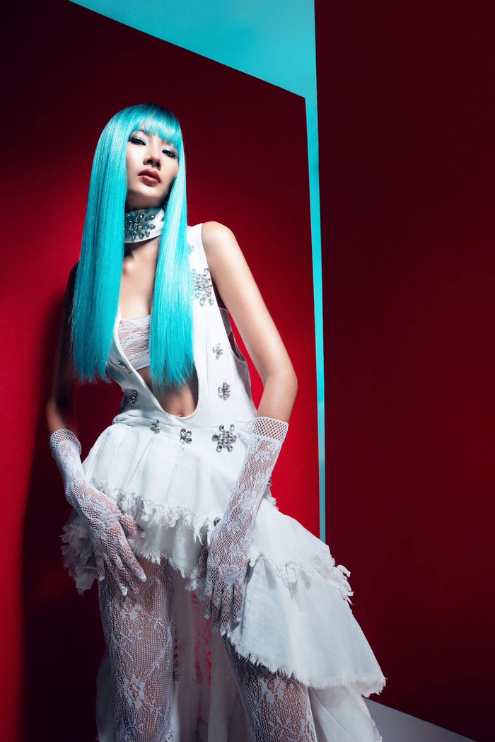 Mới đây, siêu mẫu Hoàng Thùy thu hút với bộ ảnh mang phong cách hoàn toàn mới lạ và táo bạo. Hiện bộ ảnh phá cách này đang nhận về hơn 3,2 nghìn lượt thả tim từ cộng đồng mạng.