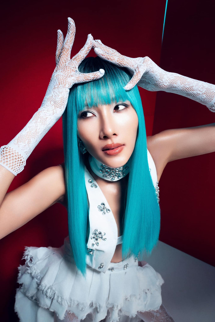 Lần này, Hoàng Thùy diện thiết kế cắt xẻ táo bạo ở phần thân trên, không chỉ khoe khéo những đường cong cơ thể mà còn mang đến sự hiện đại, thời thượng.  Ngoài ra, bộ váy còn kết hợp giữa chất liệu ren và chi tiết đính đá tinh xảo, tạo nên một tổng thể vừa sang trọng vừa quyến rũ. 