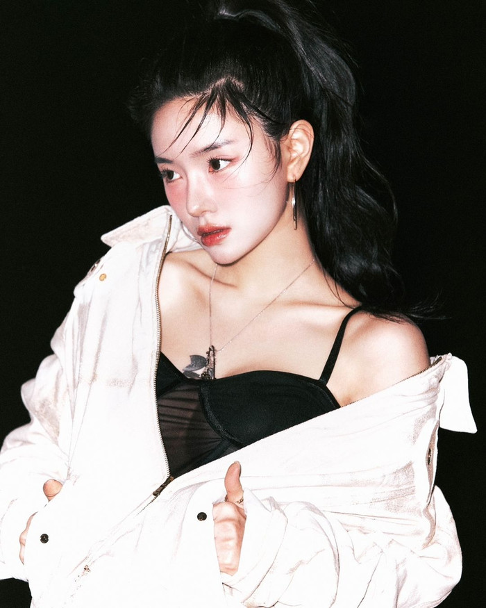 Lee Rayeon (tên thật Lee Na Yeon) sinh năm 2001, người Hàn Quốc, hiện đang là người mẫu tự do. Người đẹp từng du học hơn 10 năm tại Quảng Châu, Trung Quốc và đạt điểm TOIEC gần như tối đa 985 điểm. Do đó, cô có thể nói thông thạo ba thứ tiếng Trung, Anh, Hàn. Năm 2020, Lee Rayeon đầu quân cho công ty FENT (Fascino Entertainment) và trở thành thành viên của nhóm nhạc K-Pop mang tên FANATICS. Tuy nhiên, sau một năm, nhóm nhạc nữ này bị ngưng hoạt động các trang mạng xã hội như ngầm 'tan rã'. Năm 2023, Rayeon về công ty giải trí Leaders Ent và hoạt động với tư cách người mẫu. 