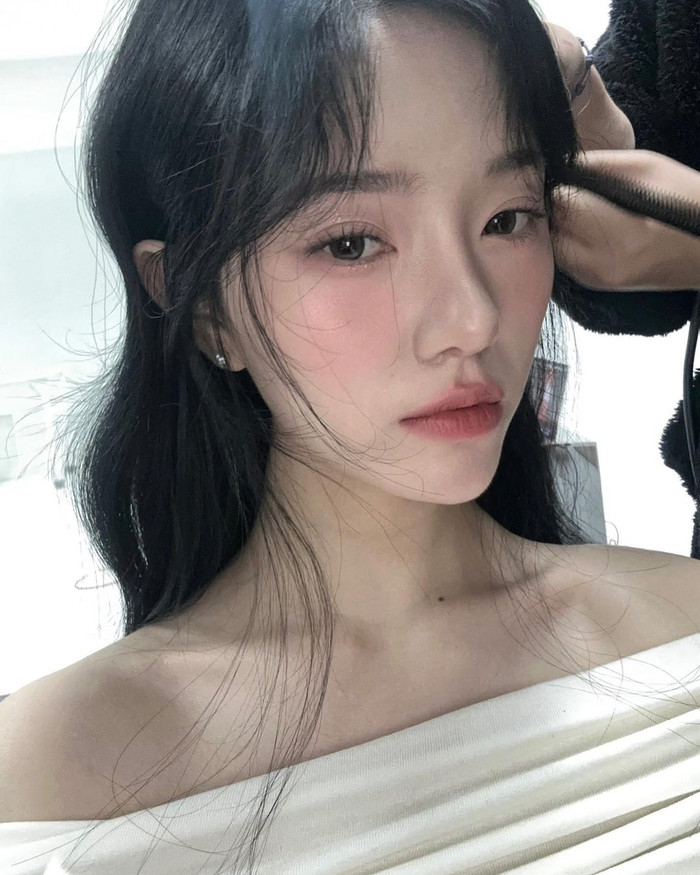 Trên trang cá nhân, Lee Rayeon được khen ngợi gu thẩm mỹ tốt từ cách ăn mặc cho đến trang điểm. Mỹ nhân gây sốt ở Đảo Thiên Đường thường ưu tiên 'họa mặt với những gam màu hồng cam để tôn được đường nét khả ái trên gương mặt. Trong ảnh, cô vẽ lông mày ngang kết hợp màu mắt nâu nhạt phối chút nhũ và mascara dạng tơi mi. Điểm nhấn nằm ở màu má hồng ửng khiến gương mặt của Rayeon trở nên tươi tắn, yêu kiều. 