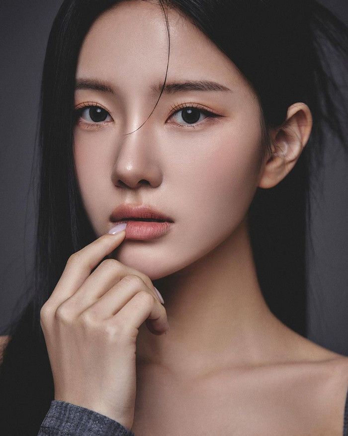 Mỹ nhân gen Z được ví như búp bê trong bức ảnh này nhờ phủ highlight sáng ở phần sóng mũi kết hợp cùng một lớp nền mỏng nhẹ nhưng có độ mướt cao. Đôi môi của người đẹp được đánh màu môi cánh hồng khô - màu sắc đang thịnh hành trong giới làm đẹp hiện tại.