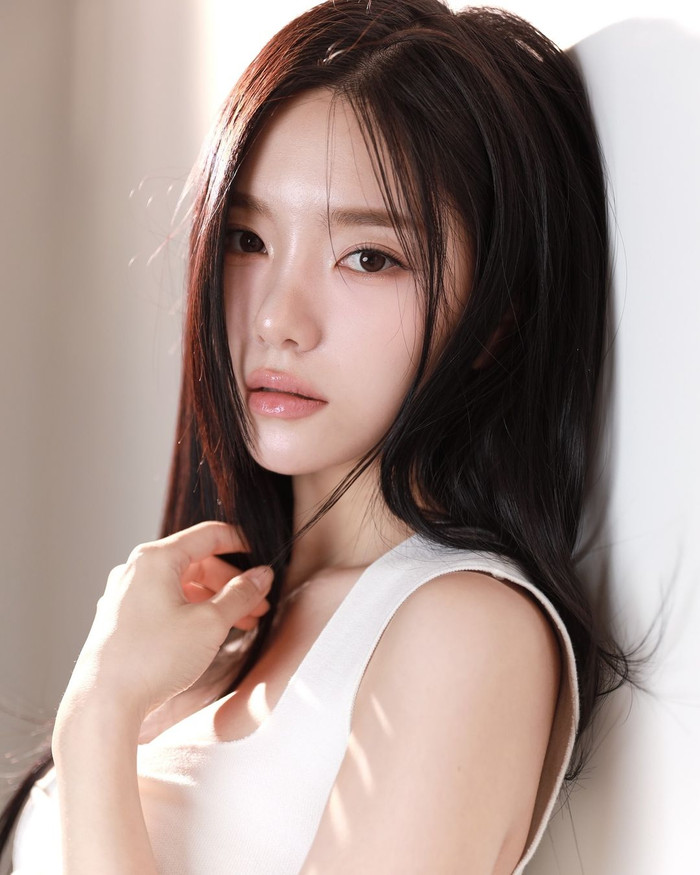 Ở lần khác, Rayeon thực hiện trang điểm kiểu 'clean girl' với kiểu đánh nền căng bóng, màu mắt nhẹ kèm theo đường eyeliner mí trong và kết thúc bằng màu môi cam nude căng mọng đem lại cảm giác vô cùng tự nhiên. 