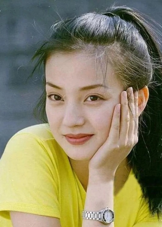 Nhan sắc Triệu Vy lúc trẻ.