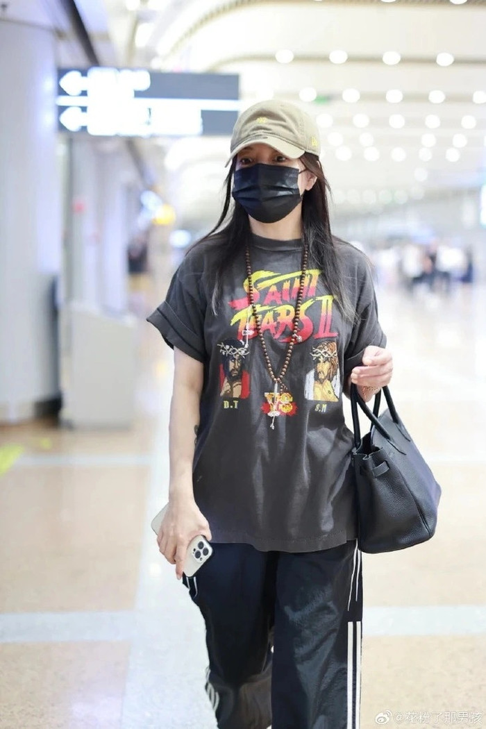 Triệu Vy xuất hiện ở sân bay gần đây. 