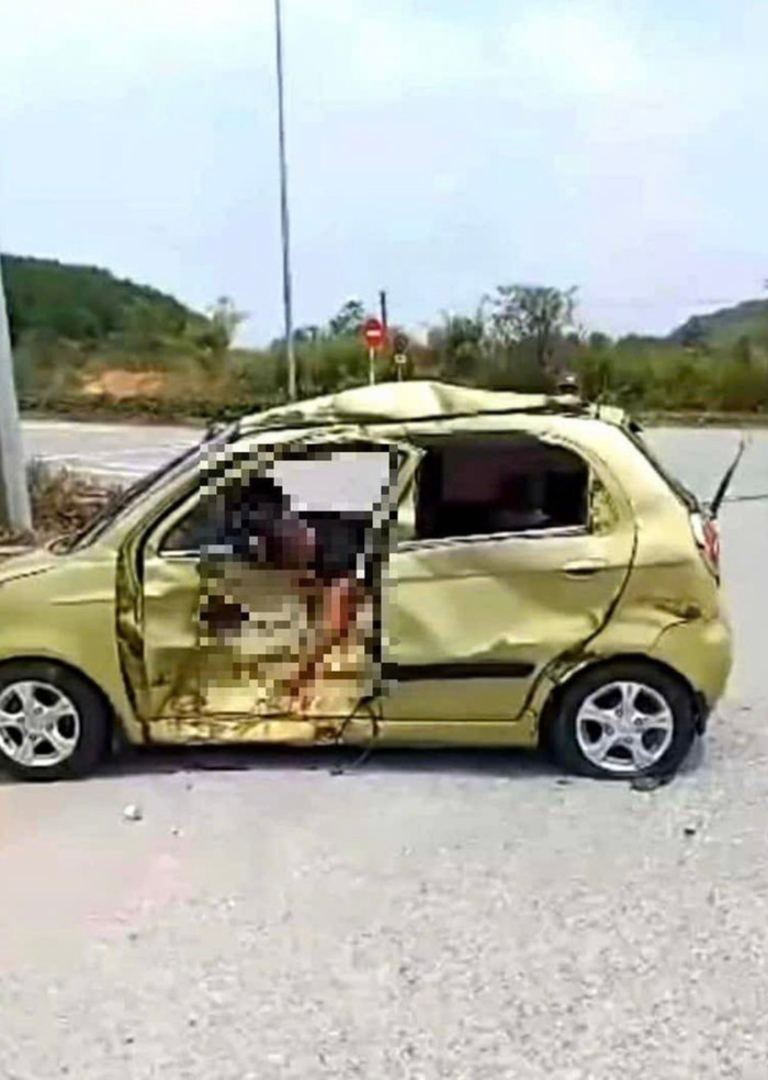 Chiếc xe ô tô vỡ nát, tài xế ô tô bị thương nặng.