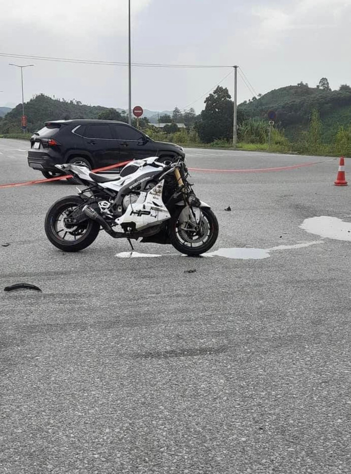 Chiếc xe mô tô phân khối lớn của cô gái đã gây ra tai nạn nghiêm trọng.