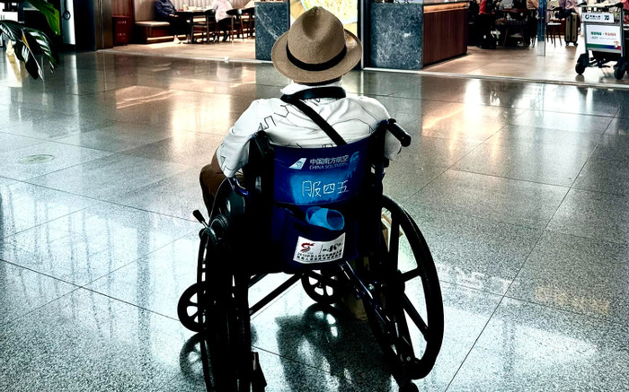 Hình ảnh Shark Bình ngồi xe lăn vì dính chấn thương bong gân chân. 