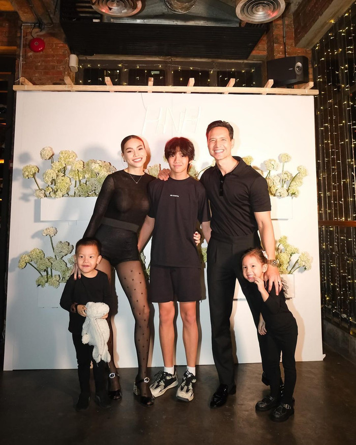 Khung ảnh gia đình hạnh phúc của Hồ Ngọc Hà và Kim Lý bên cạnh các con. 
