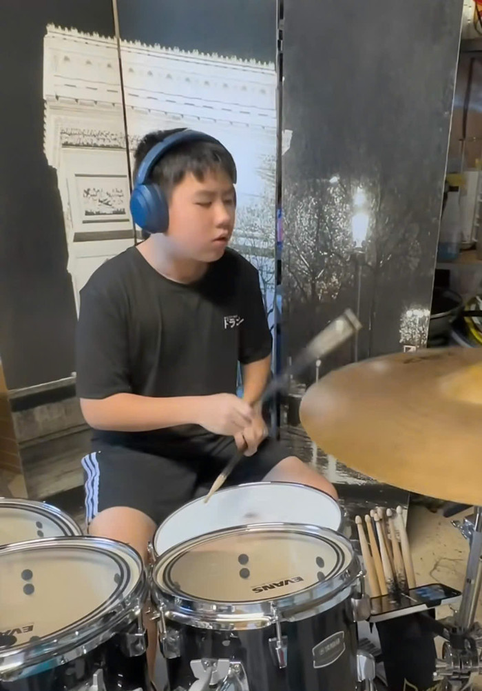 Kenzi đam mê nghệ thuật, miệt mài tập luyện.