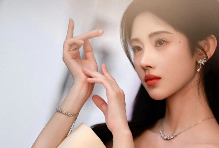 Địch Lệ Nhiệt Ba hạ 'knock out' Dương Tử - Cúc Tịnh Y Ảnh 1