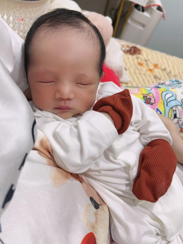 Mỹ nhân phim Việt giờ vàng khoe cận mặt nhóc tỳ.