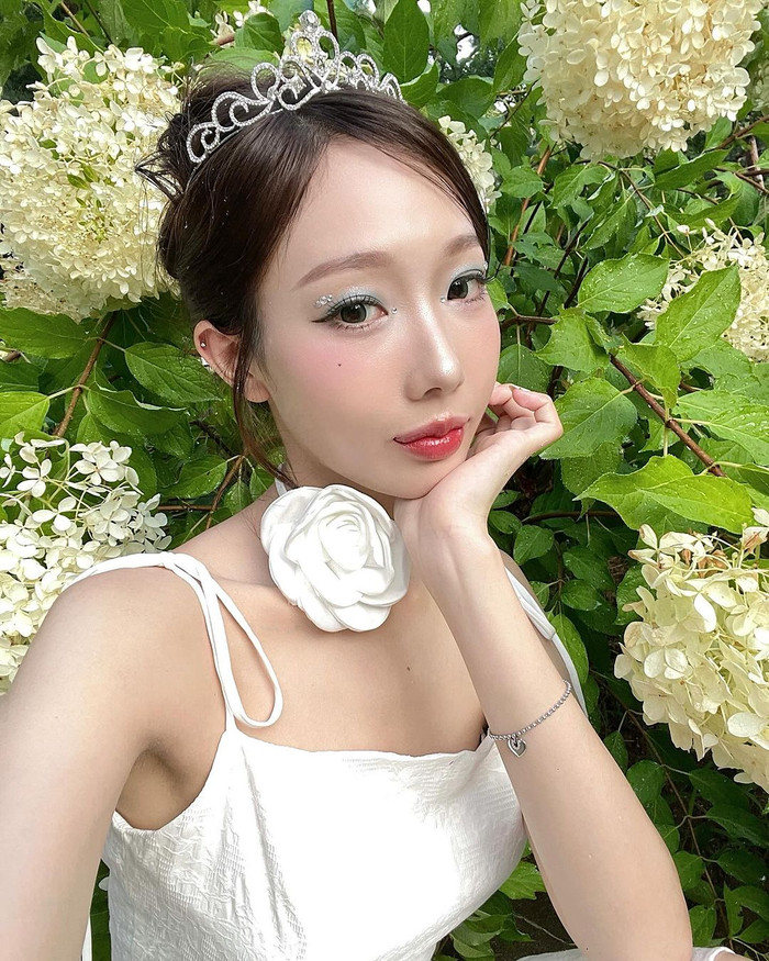 Yuna Vũ gây chú ý với khoảnh khắc đội vương miện. Ảnh IGNV