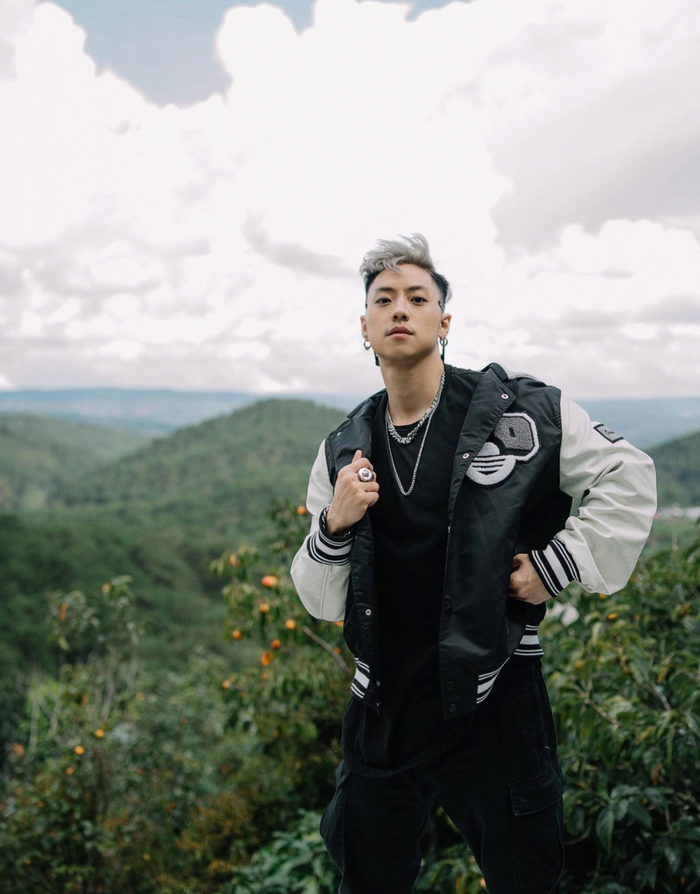 Thi thoảng, Wukong lại 'đổi gió' khi phối cùng áo khoác bomber. Thiết kế này được thực hiện từ chất liệu dày dặn, có khả năng giữ ấm cơ thể trong những ngày trời trở lạnh. Về phần phụ kiện, Wukong vẫn chọn những mẫu quen thuộc như nhẫn, khuyên tai và dây chuyền kích thước hầm hố.