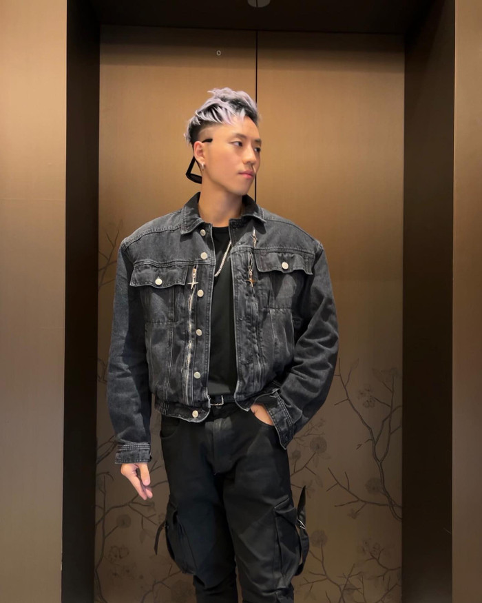 Tủ đồ của Wukong còn có sự xuất hiện của những mẫu áo khoác jacket, được làm từ chất liệu jeans. Thiết kế này thường được nam DJ phối cùng quần túi hộp và áo thun đồng màu. Đây cũng là bản phối quen thuộc thường được nhìn thấy trong thời trang của Wukong. 