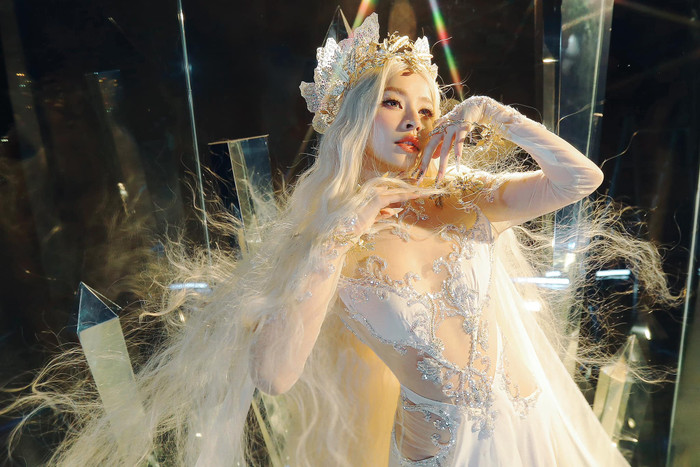 Chi Pu đội tóc giả, tự tin khoe sắc vóc khi làm 'nàng thơ'. Ảnh: FBNV