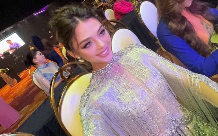 Đẹp khen - Xấu chê: Nhan sắc của Vợ Bùi Tiến Dũng tựa 'búp bê sống' Ảnh 2