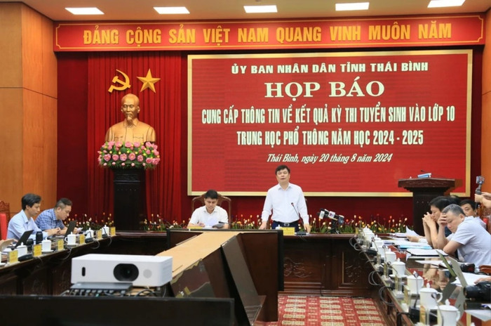 Phó Chủ tịch UBND tỉnh Thái Bình Phạm Văn Nghiêm chủ trì cuộc họp báo cung cấp thông tin về kết quả kỳ thi tuyển sinh vào lớp 10 ở Thái Bình. Ảnh: PLO