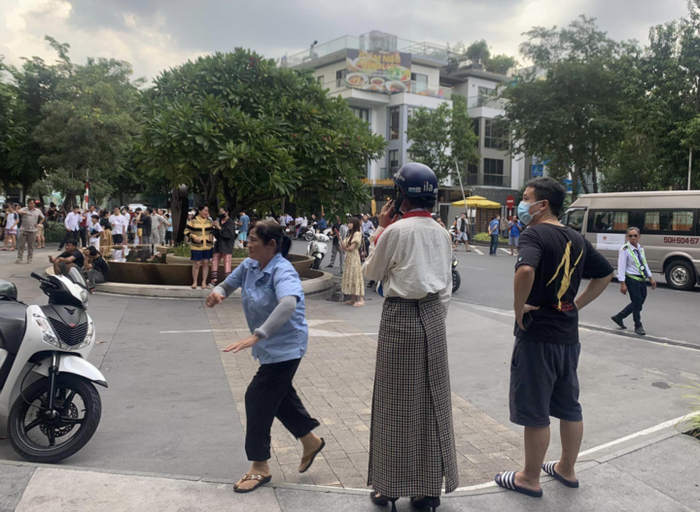 Nhiều cư dân hốt hoảng chạy xuống đất sau khi chuông báo cháy vang lên. (Ảnh: Vân Anh)