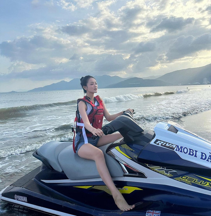 Trong khung ảnh toàn cảnh, đôi chân dài không tì vết của Khánh Linh được hội chị em nhiệt tình “xin vía”.  