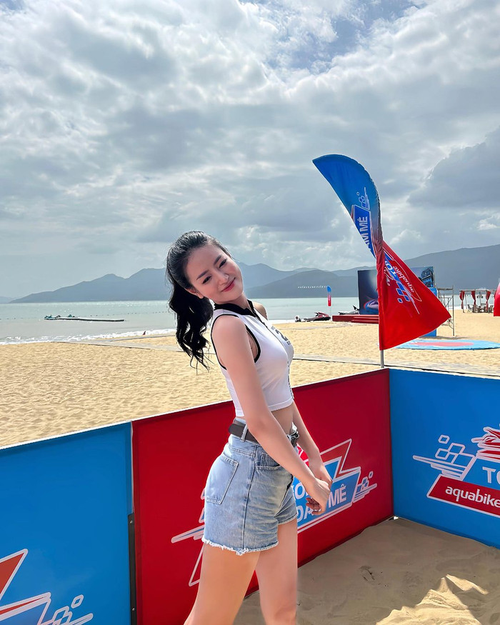 Tham gia hoạt động cano trên biển, người đẹp sửa soạn bản phối đơn giản với croptop khóa kéo và quần jeans phom ngắn.  