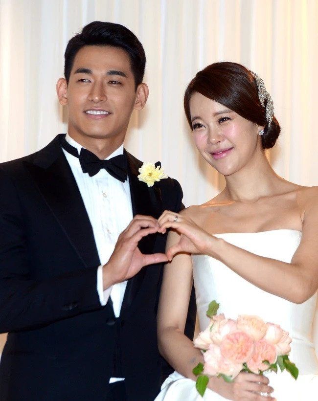 Nữ ca sĩ kết hôn với chàng trai kém cô 9 tuổi. 