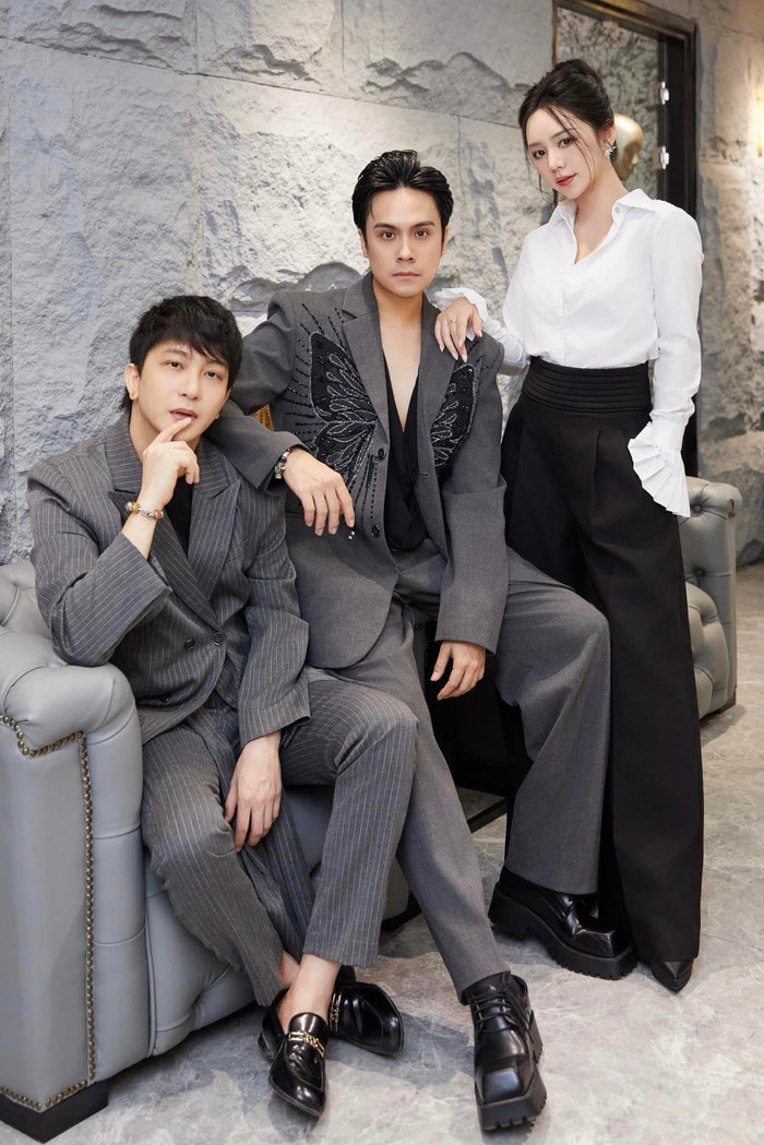 Quỳnh Kool xuất hiện cạnh B Trần và MC Thái Dũng