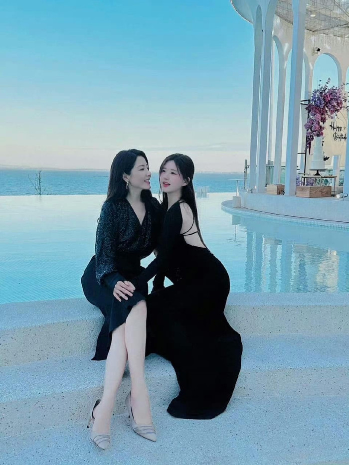 Nhan sắc 'mẹ ruột' Triệu Lộ Tư ở tuổi U50: Thần thái và vóc dáng đều ăn đứt con gái Ảnh 3