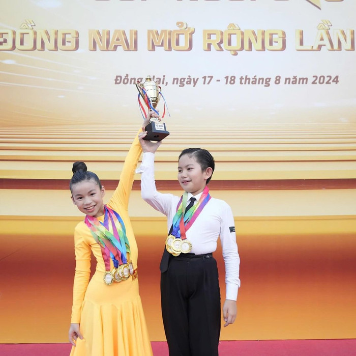 Bé Kubi khiến Khánh Thi không khỏi tự hào về tài năng dancesport. Ảnh IGNV