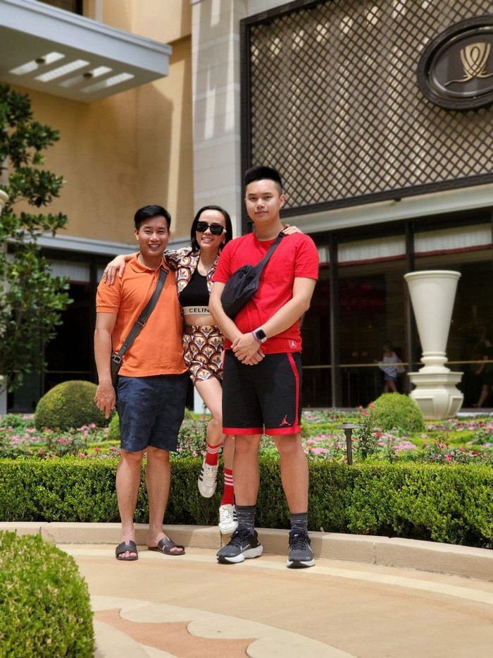 Nhóc tì làm Hoa Thanh Tùng và vợ trông như 'người tí hon' khi chụp cùng.