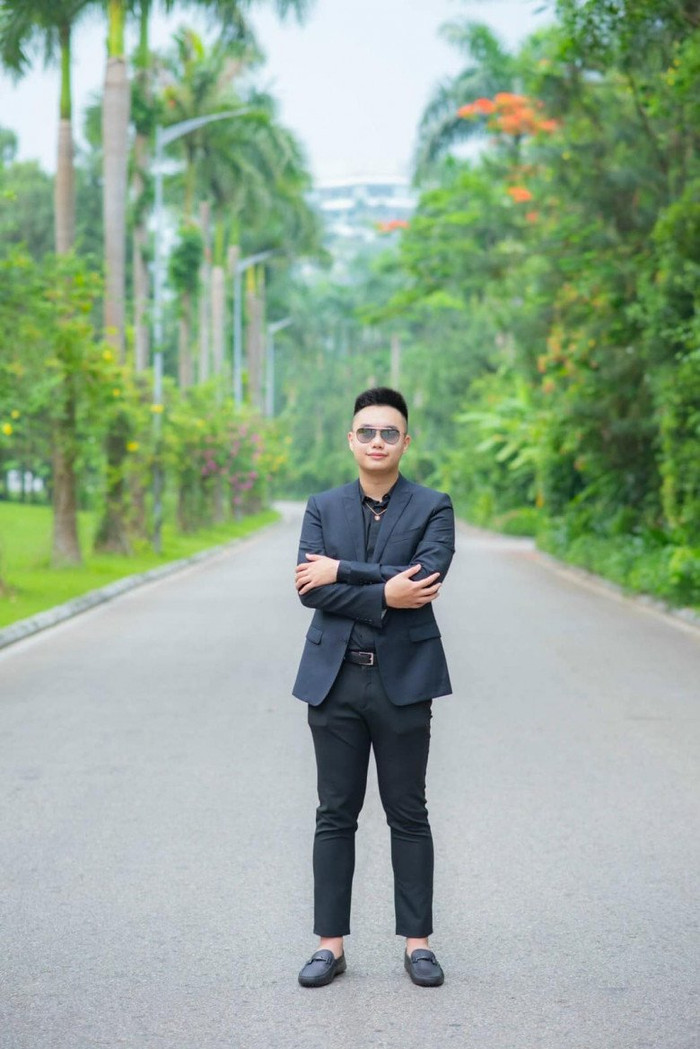 Con trai Hoa Thanh Tùng còn ăn diện bảnh bao như soái ca.