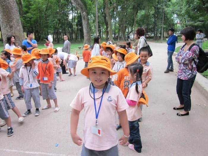 Cậu bé có thân hình mũm mĩm, gương mặt đáng yêu.