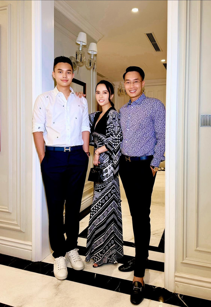 Anh chàng điển trai ngời ngời bên bố mẹ.