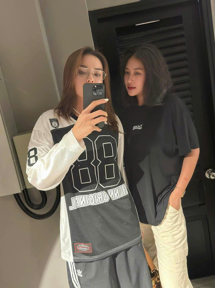 Kỳ Duyên xuất hiện cùng cô bạn thân.