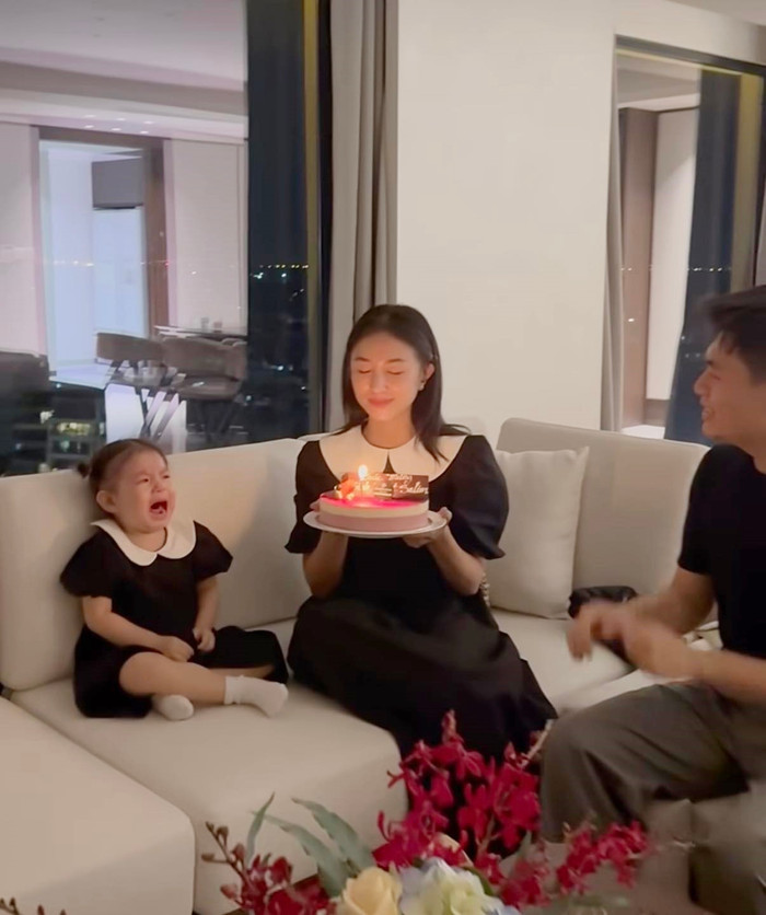 Biểu cảm của cô bé làm cho ai nấy cười lăn.