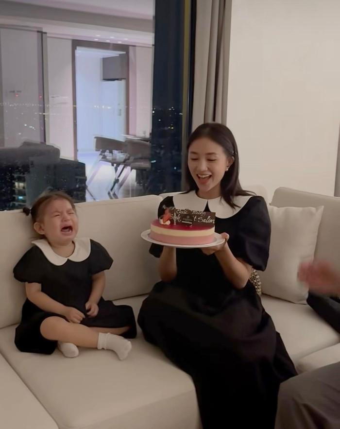 Dù mặc đồ đôi xinh đẹp với mẹ nhưng Pam lại có vẻ không hài lòng.